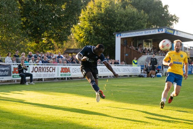 26.08.2026, GER, Fussball, Regionalliga Nord, 5.Spieltag, Saison 2026 2027, Todesfelde, Joda-Sportpark, SV Todesfelde vs VfB Oldenburg, Anour ADAM ( VfB Oldenburg 5 ) mit der Flanke Todesfelde Joda-Sportpark Schleswig-Holstein Deutschland Copyright: xnordphotoxGmbHx xRojahnx