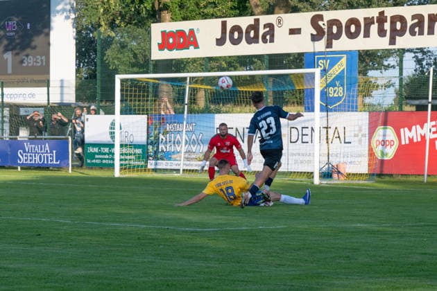 26.08.2026, GER, Fussball, Regionalliga Nord, 5.Spieltag, Saison 2026 2027, Todesfelde, Joda-Sportpark, SV Todesfelde vs VfB Oldenburg, Louis HAJDINAJ ( VfB Oldenburg 23 ) mit dem Schuss zum 0 zu 2 Timon HENK ( SV Todesfelde 18 ) und Fabian LANDVOIGT ( SV Todesfelde 1 ) haben keine Chance Todesfelde Joda-Sportpark Schleswig-Holstein Deutschland Copyright: xnordphotoxGmbHx xRojahnx