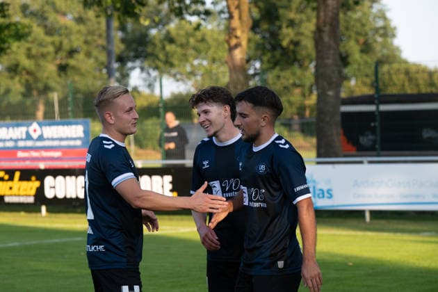 26.08.2026, GER, Fussball, Regionalliga Nord, 5.Spieltag, Saison 2026 2027, Todesfelde, Joda-Sportpark, SV Todesfelde vs VfB Oldenburg, Tor 0 zu 2 durch Louis HAJDINAJ ( VfB Oldenburg 23 ) jubel bei Kai PRÖGER PROEGER ( VfB Oldenburg 11 ) und Vjekoslav TARITAS ( VfB Oldenburg 7 ) Todesfelde Joda-Sportpark Schleswig-Holstein Deutschland Copyright: xnordphotoxGmbHx xRojahnx
