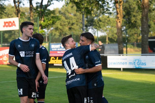 26.08.2026, GER, Fussball, Regionalliga Nord, 5.Spieltag, Saison 2026 2027, Todesfelde, Joda-Sportpark, SV Todesfelde vs VfB Oldenburg, Tor 0 zu 2 durch Louis HAJDINAJ ( VfB Oldenburg 23 ) jubel bei Nico KNYSTOCK ( VfB Oldenburg 44 ) und Mats FACKLAM( VfB Oldenburg 29 ) Todesfelde Joda-Sportpark Schleswig-Holstein Deutschland Copyright: xnordphotoxGmbHx xRojahnx