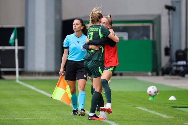 Wolfsburg, Deutschland: 26.08.2026 - Champions League Qualifikation - Hinrunde - VfL Wolfsburg Frauen vs. Inter Mailand Frauen Im Bild: v.li. Torschützin Lara Prasnikar (Wolfsburg) macht das Tor zum 1:0 für Wolfsburg und jubelt mit Sophia Kleinherne (Wolfsburg) Copyright: HMBxMedia MadeleinexFantini