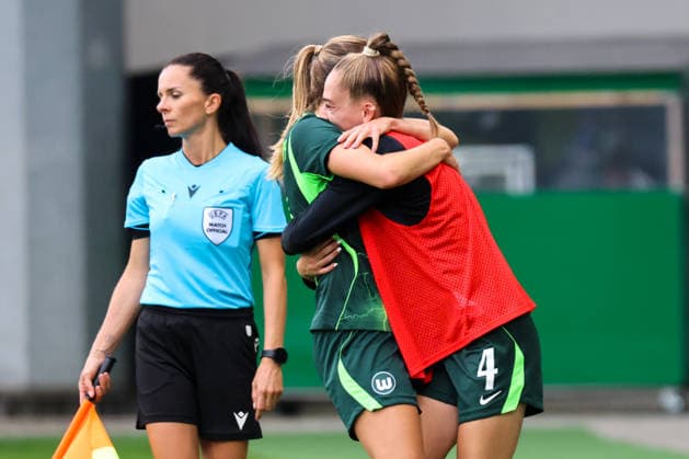 Wolfsburg, Deutschland: 26.08.2026 - Champions League Qualifikation - Hinrunde - VfL Wolfsburg Frauen vs. Inter Mailand Frauen Im Bild: v.li. Torschützin Lara Prasnikar (Wolfsburg) macht das Tor zum 1:0 für Wolfsburg und jubelt mit Sophia Kleinherne (Wolfsburg) Copyright: HMBxMedia MadeleinexFantini