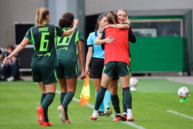 Wolfsburg, Deutschland: 26.08.2026 - Champions League Qualifikation - Hinrunde - VfL Wolfsburg Frauen vs. Inter Mailand Frauen Im Bild: Torschützin Lara Prasnikar (Wolfsburg), rechts im Bild, macht das Tor zum 1:0 für Wolfsburg und jubelt mit Janina Minge (Wolfsburg), Cora Zicai (Wolfsburg) und Sophia Kleinherne (Wolfsburg) Copyright: HMBxMedia MadeleinexFantini