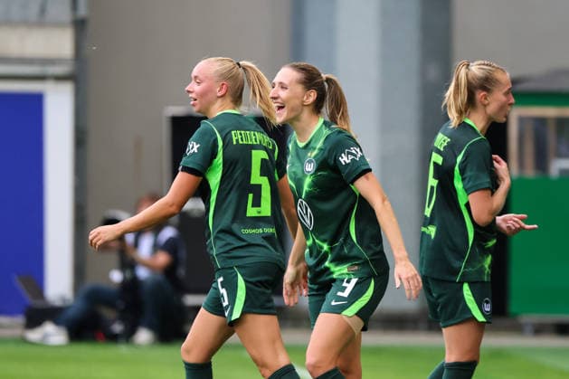 Wolfsburg, Deutschland: 26.08.2026 - Champions League Qualifikation - Hinrunde - VfL Wolfsburg Frauen vs. Inter Mailand Frauen Im Bild: v.li. die Zweite Torschützin Lara Prasnikar (Wolfsburg) macht das Tor zum 1:0 für Wolfsburg und jubelt mit Ella Peddemors (Wolfsburg) und Janina Minge (Wolfsburg) Copyright: HMBxMedia MadeleinexFantini
