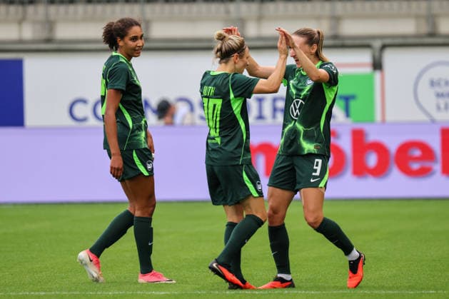 Wolfsburg, Deutschland: 26.08.2026 - Champions League Qualifikation - Hinrunde - VfL Wolfsburg Frauen vs. Inter Mailand Frauen Im Bild: v.li. die Dritte Torschützin Lara Prasnikar (Wolfsburg) macht das Tor zum 1:0 für Wolfsburg und jubelt mit Cora Zicai (Wolfsburg) und Svenja Huth (Wolfsburg) Copyright: HMBxMedia MadeleinexFantini