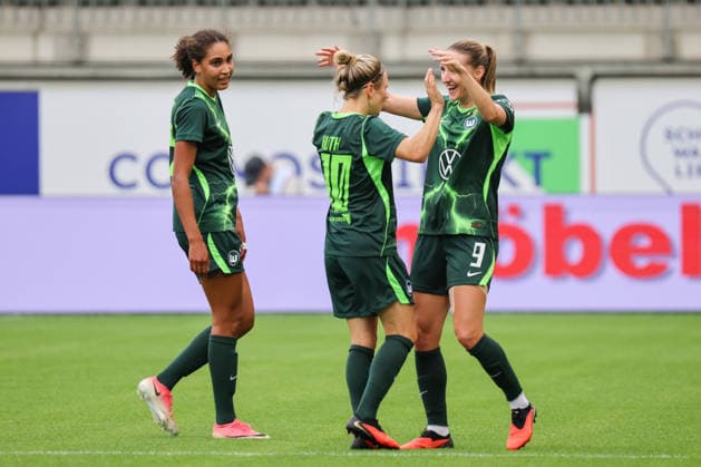 Wolfsburg, Deutschland: 26.08.2026 - Champions League Qualifikation - Hinrunde - VfL Wolfsburg Frauen vs. Inter Mailand Frauen Im Bild: v.li. die Dritte Torschützin Lara Prasnikar (Wolfsburg) macht das Tor zum 1:0 für Wolfsburg und jubelt mit Cora Zicai (Wolfsburg) und Svenja Huth (Wolfsburg) Copyright: HMBxMedia MadeleinexFantini