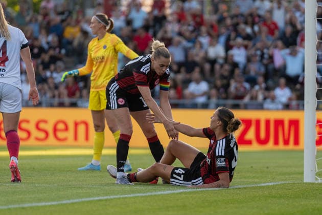 26.08.2026, xhfmx, Fussball UEFA Woman CLQ Runde 3, Eintracht Frankfurt Frauen - Paris Saint Germain Frauen v.l. Laura Freigang (Eintracht Frankfurt, 10) hilft Larissa Mühlhaus (Eintracht Frankfurt, 47) nach einer vergebenen Chance hoch Frankfurt
