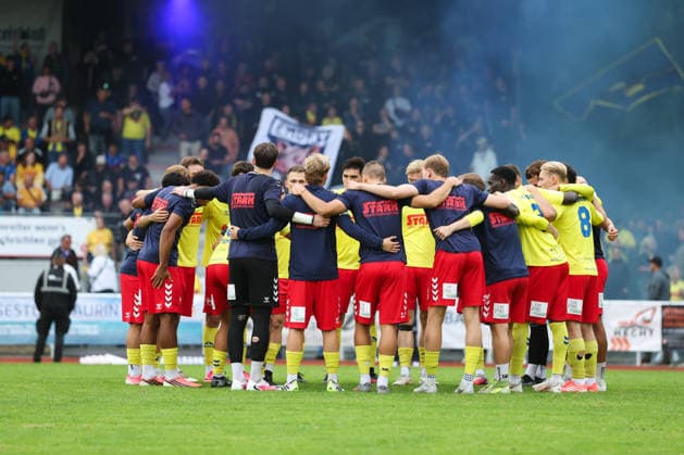 26.08.2026, Fussball, Herren, Regionalliga Nord, 5. Spieltag, SV Atlas Delmenhorst - BSV Kickers Emden, Delmenhorst schwört sich vor dem Spiel ein