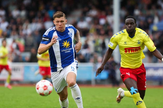 26.08.2026, Fussball, Herren, Regionalliga Nord, 5. Spieltag, SV Atlas Delmenhorst - BSV Kickers Emden, Luc Ihorst (blau 14 BSV Kickers Emden) im Zweikampf mit Andre Ndiaye (3 SV Atlas Delmenhorst)