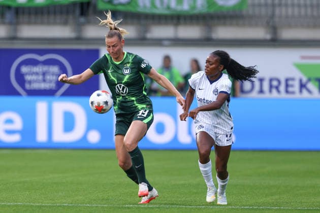 v.li.: Sarai Linder (VfL Wolfsburg, 39) und Toni Payne (Inter Mailand, 17) im Zweikampf, Duell, Dynamik, Aktion, Action, Spielszene, 26.08.2026, Wolfsburg (Deutschland), Fussball, UEFA Womens Champions League, VfL Wolfsburg - Inter Mailand