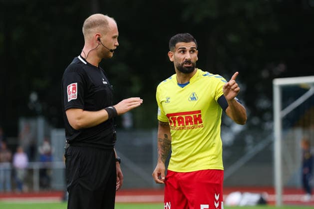 26.08.2026, Fussball, Herren, Regionalliga Nord, 5. Spieltag, SV Atlas Delmenhorst - BSV Kickers Emden, Schiedsrichter Julian Bergmann im Gespräch mit Ibrahim Temin (5 SV Atlas Delmenhorst)