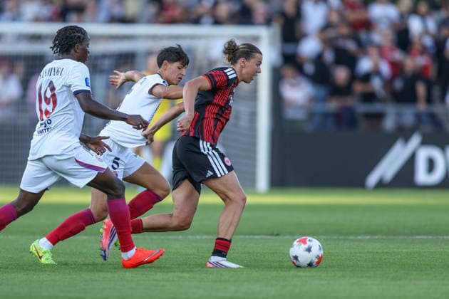 GER, Frankfurt, Eintracht Frankfurt vs Paris Saint-Germain, UEFA Womens Champions League, Fussball, UEFA, Spielzeit 2026 2027, Stadion am Brentanobad, 3. Quali-Runde, Hinspiel im Bild v.l.: Elisa De Almeida (Paris Saint-Germain Frauen 5), Larissa Mühlhaus (Eintracht Frankfurt Frauen 47) DFB DFL REGULATIONS PROHIBIT ANY USE OF PHOTOGRAPHS AS IMAGE SEQUENCES AND OR QUASI-VIDEO, 26.08.2026 Copyright: HMBxMedia HendrikxHamelau