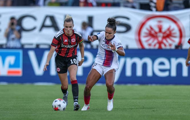 GER, Frankfurt, Eintracht Frankfurt vs Paris Saint-Germain, UEFA Womens Champions League, Fussball, UEFA, Spielzeit 2026 2027, Stadion am Brentanobad, 3. Quali-Runde, Hinspiel im Bild v.l.: Laura Freigang (Eintracht Frankfurt Frauen 10), Isabela (Paris Saint-Germain Frauen 12) DFB DFL REGULATIONS PROHIBIT ANY USE OF PHOTOGRAPHS AS IMAGE SEQUENCES AND OR QUASI-VIDEO, 26.08.2026 Copyright: HMBxMedia HendrikxHamelau