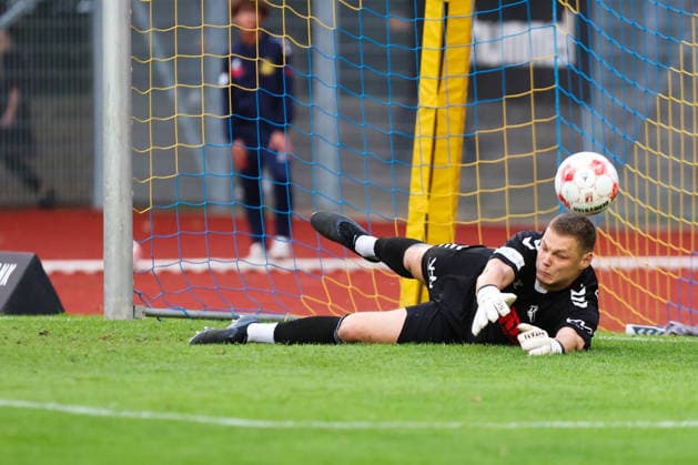 26.08.2026, Fussball, Herren, Regionalliga Nord, 5. Spieltag, SV Atlas Delmenhorst - BSV Kickers Emden, Torwart Damian Schobert (1 SV Atlas Delmenhorst) hält einen Elfmeter