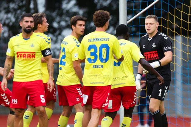 26.08.2026, Fussball, Herren, Regionalliga Nord, 5. Spieltag, SV Atlas Delmenhorst - BSV Kickers Emden, Torwart Damian Schobert (1 SV Atlas Delmenhorst) hält einen Elfmeter