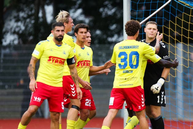 26.08.2026, Fussball, Herren, Regionalliga Nord, 5. Spieltag, SV Atlas Delmenhorst - BSV Kickers Emden, Torwart Damian Schobert (1 SV Atlas Delmenhorst) hält einen Elfmeter