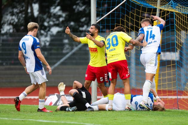 26.08.2026, Fussball, Herren, Regionalliga Nord, 5. Spieltag, SV Atlas Delmenhorst - BSV Kickers Emden, Torwart Damian Schobert (1 SV Atlas Delmenhorst) prallt mit Peer Mahncke (blau 5 BSV Kickers Emden) aneinander