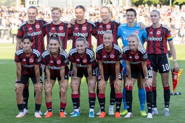 UWCL Qualifikation: Eintracht Frankfurt - Paris Saint-Germain, 26.08.2026 Mannschaftsfoto Eintacht Frankfurt mit Marthine Östenstad (Eintracht Frankfurt 14) & Paulina Krumbiegel (Eintracht Frankfurt 27) & Larissa Mühlhaus (Eintracht Frankfurt 47) & Rebecka Blomqvist (Eintracht Frankfurt 28) & Lina Altenburg (Eintracht Frankfurt 12) & Laura Freigang (Eintracht Frankfurt 10) & Dilara Acikgöz (Eintracht Frankfurt 29) & Ereleta Memeti (Eintracht Frankfurt 7) & Nina Lührßen Lührssen (Eintracht Frankfurt 11) & Hanna Bennison (Eintracht Frankfurt 8) & Rebecka Blomqvist (Eintracht Frankfurt 28), & Amanda Ilestedt (Eintracht Frankfurt 13), Eintracht Frankfurt - Paris Saint-Germain, Frankfurt, Stadion am Brentanobad, 26.8.2026 Copyright: xBEAUTIFULxSPORTS Gawlikx
