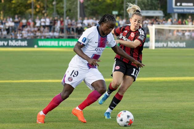 UWCL Qualifikation: Eintracht Frankfurt - Paris Saint-Germain, 26.08.2026 Merveille Kanjinga (Paris Saint-Germain PSG 19) und Nina Lührßen Lührssen (Eintracht Frankfurt 11) im Zweikampf um den Ball, Eintracht Frankfurt - Paris Saint-Germain, Frankfurt, Stadion am Brentanobad, 26.8.2026 Copyright: xBEAUTIFULxSPORTS Gawlikx
