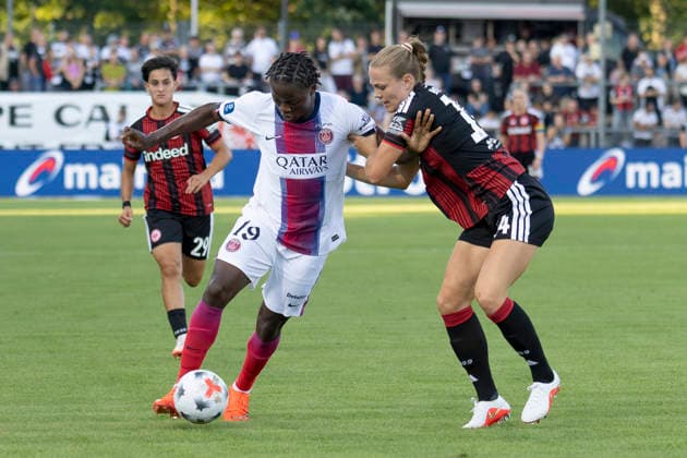 UWCL Qualifikation: Eintracht Frankfurt - Paris Saint-Germain, 26.08.2026 Merveille Kanjinga (Paris Saint-Germain PSG 19) und Marthine Östenstad (Eintracht Frankfurt 14) im Ziweikampf um den Ball, Eintracht Frankfurt - Paris Saint-Germain, Frankfurt, Stadion am Brentanobad, 26.8.2026 Copyright: xBEAUTIFULxSPORTS Gawlikx