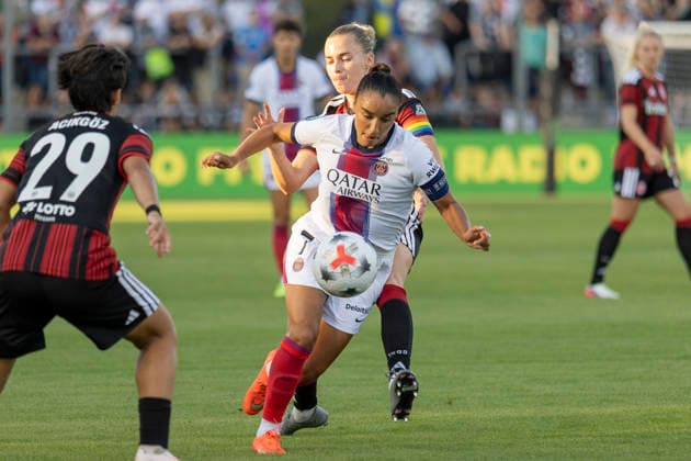 UWCL Qualifikation: Eintracht Frankfurt - Paris Saint-Germain, 26.08.2026 Laura Freigang (Eintracht Frankfurt 10) und Sakina Karchaoui (Paris Saint-Germain PSG 7) im Kampf um den Ball, Eintracht Frankfurt - Paris Saint-Germain, Frankfurt, Stadion am Brentanobad, 26.8.2026 Copyright: xBEAUTIFULxSPORTS Gawlikx