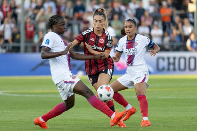 UWCL Qualifikation: Eintracht Frankfurt - Paris Saint-Germain, 26.08.2026 Ereleta Memeti (Eintracht Frankfurt 7) und Merveille Kanjinga (Paris Saint-Germain PSG 19) im Kmampf um den Ball, Eintracht Frankfurt - Paris Saint-Germain, Frankfurt, Stadion am Brentanobad, 26.8.2026 Copyright: xBEAUTIFULxSPORTS Gawlikx