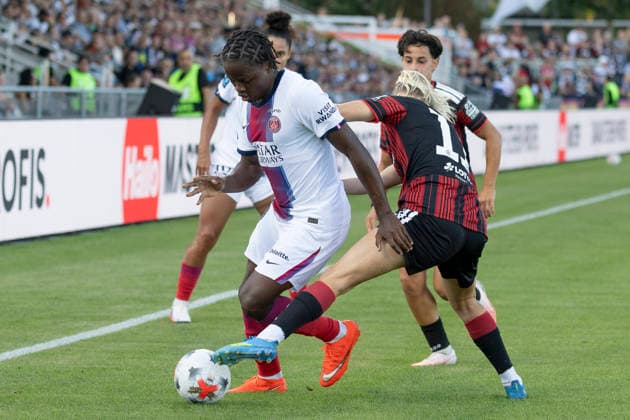 UWCL Qualifikation: Eintracht Frankfurt - Paris Saint-Germain, 26.08.2026 iMerveille Kanjinga (Paris Saint-Germain PSG 19) und Nina Lührßen Lührssen (Eintracht Frankfurt 11) im Zweikampf um den Ball, Eintracht Frankfurt - Paris Saint-Germain, Frankfurt, Stadion am Brentanobad, 26.8.2026 Copyright: xBEAUTIFULxSPORTS Gawlikx