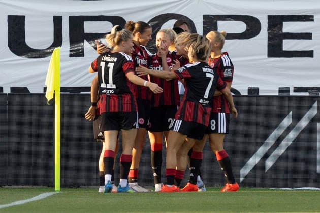 UWCL Qualifikation: Eintracht Frankfurt - Paris Saint-Germain, 26.08.2026 Larissa Mühlhaus (Eintracht Frankfurt 47) erzielte das Tor den Treffer zum 1:0 und Rebecka Blomqvist (Eintracht Frankfurt 28) & Nina Lührßen Lührssen (Eintracht Frankfurt 11) & Dilara Acikgöz (Eintracht Frankfurt 29) & Ereleta Memeti (Eintracht Frankfurt 7), Eintracht Frankfurt - Paris Saint-Germain, Frankfurt, Stadion am Brentanobad, 26.8.2026 Copyright: xBEAUTIFULxSPORTS Gawlikx