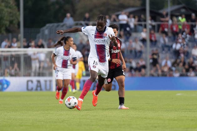 26.08.2026, xhfmx, Fussball UEFA Woman CLQ Runde 3, Eintracht Frankfurt Frauen - Paris Saint Germain Frauen v.l. Merveille Kanjinga (Paris Saint Germain, 19) im Laufduell mit Dilara AcÄ±kgöz (Eintracht Frankfurt, 29) Frankfurt