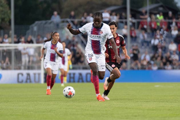 26.08.2026, xhfmx, Fussball UEFA Woman CLQ Runde 3, Eintracht Frankfurt Frauen - Paris Saint Germain Frauen v.l. Merveille Kanjinga (Paris Saint Germain, 19) im Laufduell mit Dilara AcÄ±kgöz (Eintracht Frankfurt, 29) Frankfurt