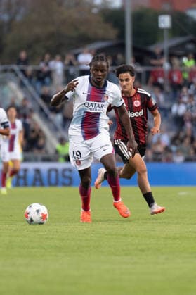 26.08.2026, xhfmx, Fussball UEFA Woman CLQ Runde 3, Eintracht Frankfurt Frauen - Paris Saint Germain Frauen v.l.Merveille Kanjinga (Paris Saint Germain, 19) im Laufduell mit Dilara AcÄ±kgöz (Eintracht Frankfurt, 29) Frankfurt