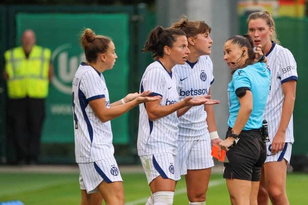 Wolfsburg, Deutschland: 26.08.2026 - Champions League Qualifikation - Hinrunde - VfL Wolfsburg Frauen vs. Inter Mailand Frauen Im Bild: v.li. Chiara Robustellini (Inter) sieht die rote Karte, diskutiert mit Schiedsrichterin Iuliana Demetrescu (Rumänien) und muss das Spielfeld verlassen Copyright: HMBxMedia MadeleinexFantini