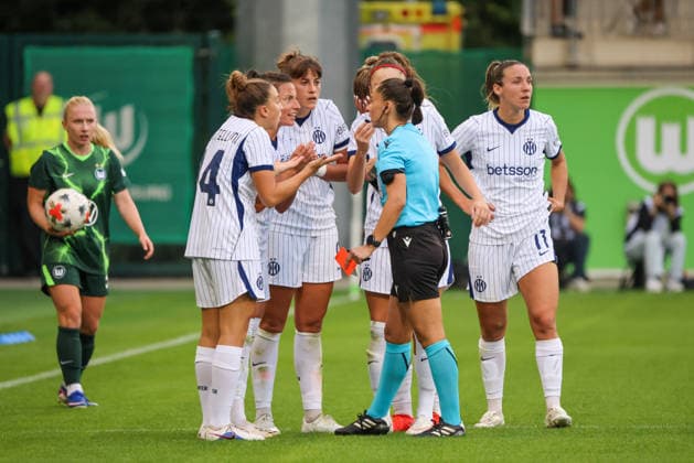 Wolfsburg, Deutschland: 26.08.2026 - Champions League Qualifikation - Hinrunde - VfL Wolfsburg Frauen vs. Inter Mailand Frauen Im Bild: v.li. Chiara Robustellini (Inter) sieht die rote Karte, diskutiert mit Schiedsrichterin Iuliana Demetrescu (Rumänien) und muss das Spielfeld verlassen Copyright: HMBxMedia MadeleinexFantini