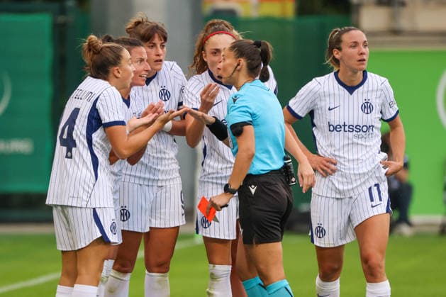 Wolfsburg, Deutschland: 26.08.2026 - Champions League Qualifikation - Hinrunde - VfL Wolfsburg Frauen vs. Inter Mailand Frauen Im Bild:v.li. Chiara Robustellini (Inter) sieht die rote Karte, diskutiert mit Schiedsrichterin Iuliana Demetrescu (Rumänien) und muss das Spielfeld verlassen Copyright: HMBxMedia MadeleinexFantini