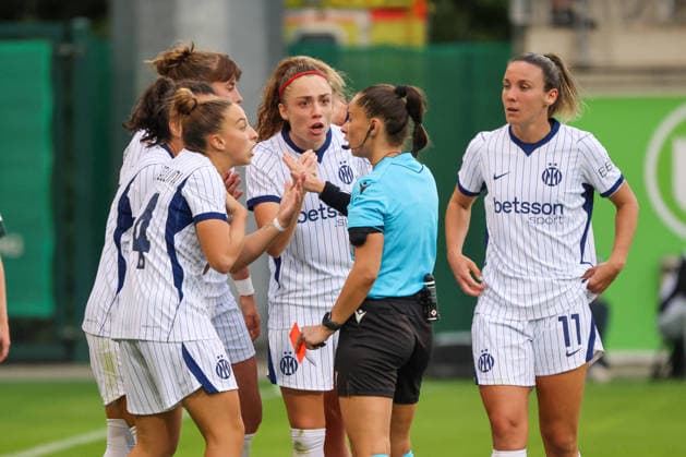 Wolfsburg, Deutschland: 26.08.2026 - Champions League Qualifikation - Hinrunde - VfL Wolfsburg Frauen vs. Inter Mailand Frauen Im Bild: v.li. Chiara Robustellini (Inter) sieht die rote Karte, diskutiert mit Schiedsrichterin Iuliana Demetrescu (Rumänien) und muss das Spielfeld verlassen Copyright: HMBxMedia MadeleinexFantini