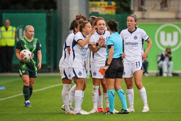 Wolfsburg, Deutschland: 26.08.2026 - Champions League Qualifikation - Hinrunde - VfL Wolfsburg Frauen vs. Inter Mailand Frauen Im Bild: v.li. die Zweite Chiara Robustellini (Inter) sieht die rote Karte, diskutiert mit Schiedsrichterin Iuliana Demetrescu (Rumänien) und muss das Spielfeld verlassen Copyright: HMBxMedia MadeleinexFantini