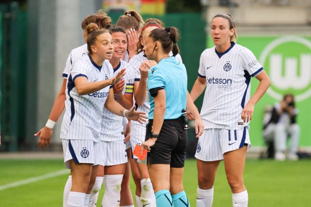 Wolfsburg, Deutschland: 26.08.2026 - Champions League Qualifikation - Hinrunde - VfL Wolfsburg Frauen vs. Inter Mailand Frauen Im Bild: v.li. Chiara Robustellini (Inter) sieht die rote Karte, diskutiert mit Schiedsrichterin Iuliana Demetrescu (Rumänien) und muss das Spielfeld verlassen Copyright: HMBxMedia MadeleinexFantini