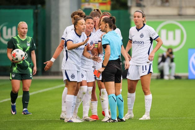 Wolfsburg, Deutschland: 26.08.2026 - Champions League Qualifikation - Hinrunde - VfL Wolfsburg Frauen vs. Inter Mailand Frauen Im Bild: v.li. die Zweite Chiara Robustellini (Inter) sieht die rote Karte, diskutiert mit Schiedsrichterin Iuliana Demetrescu (Rumänien) und muss das Spielfeld verlassen Copyright: HMBxMedia MadeleinexFantini
