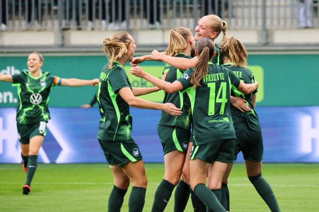 Wolfsburg, Deutschland: 26.08.2026 - Champions League Qualifikation - Hinrunde - VfL Wolfsburg Frauen vs. Inter Mailand Frauen Im Bild: Torschützin Camilla Küver Kuever (Wolfsburg) , mittig, macht das Tor zum 2:0 für Wolfsburg und jubelt mit ihren Mannschaftskolleginnen Copyright: HMBxMedia MadeleinexFantini