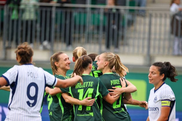 Wolfsburg, Deutschland: 26.08.2026 - Champions League Qualifikation - Hinrunde - VfL Wolfsburg Frauen vs. Inter Mailand Frauen Im Bild: Torschützin Camilla Küver Kuever (Wolfsburg) , mittig, macht das Tor zum 2:0 für Wolfsburg und jubelt mit ihren Mannschaftskolleginnen Copyright: HMBxMedia MadeleinexFantini