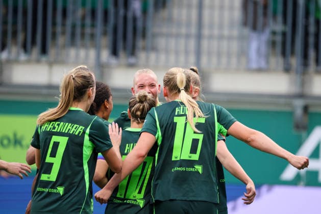 Wolfsburg, Deutschland: 26.08.2026 - Champions League Qualifikation - Hinrunde - VfL Wolfsburg Frauen vs. Inter Mailand Frauen Im Bild: Torschützin Camilla Küver Kuever (Wolfsburg) , von rechts die Zweite, macht das Tor zum 2:0 für Wolfsburg und jubelt mit ihren Mannschaftskolleginnen Copyright: HMBxMedia MadeleinexFantini