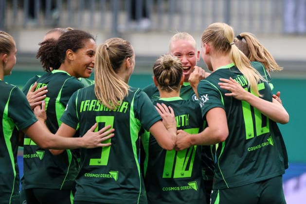 Wolfsburg, Deutschland: 26.08.2026 - Champions League Qualifikation - Hinrunde - VfL Wolfsburg Frauen vs. Inter Mailand Frauen Im Bild:Torschützin Camilla Küver Kuever (Wolfsburg) , rechts im Bild, macht das Tor zum 2:0 für Wolfsburg und jubelt mit ihren Mannschaftskolleginnen Copyright: HMBxMedia MadeleinexFantini