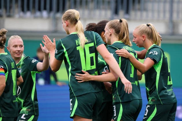 Wolfsburg, Deutschland: 26.08.2026 - Champions League Qualifikation - Hinrunde - VfL Wolfsburg Frauen vs. Inter Mailand Frauen Im Bild: v.li. die Zweite Torschützin Camilla Küver Kuever (Wolfsburg) macht das Tor zum 2:0 für Wolfsburg und jubelt mit Thea Bjelde (Wolfsburg), Lieske Carleer (Wolfsburg) und Ella Peddemors (Wolfsburg) Copyright: HMBxMedia MadeleinexFantini