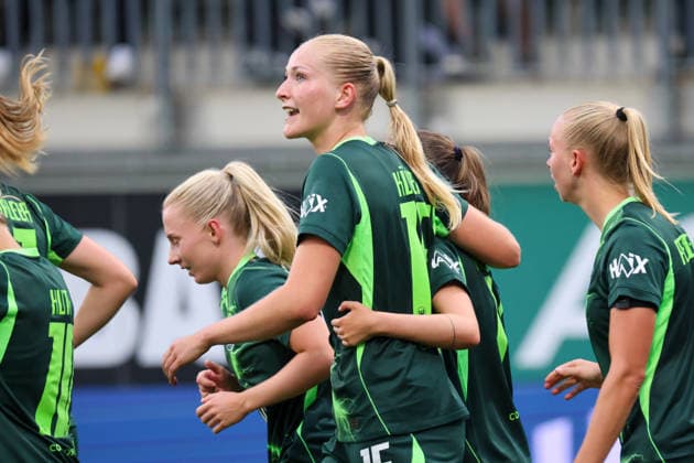 Wolfsburg, Deutschland: 26.08.2026 - Champions League Qualifikation - Hinrunde - VfL Wolfsburg Frauen vs. Inter Mailand Frauen Im Bild: Torschützin Camilla Küver Kuever (Wolfsburg), mittig im Bild, macht das Tor zum 2:0 für Wolfsburg und jubelt mit ihren Mannschaftskolleginnen Copyright: HMBxMedia MadeleinexFantini