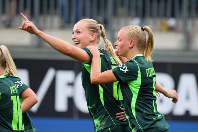 Wolfsburg, Deutschland: 26.08.2026 - Champions League Qualifikation - Hinrunde - VfL Wolfsburg Frauen vs. Inter Mailand Frauen Im Bild: v.li. Torschützin Camilla Küver Kuever (Wolfsburg) macht das Tor zum 2:0 für Wolfsburg und jubelt mitElla Peddemors (Wolfsburg) *** Wolfsburg, Germany, August 26, 2026—Champions League Qualifying Round, First Leg: VfL Wolfsburg Women vs. Inter Milan Women. Pictured, from left: Goal scorer Camilla Küver (Kuever) of Wolfsburg scores the goal to make it 2–0 for Wolfsburg and celebrates with Ella Peddemors of Wolfsburg. Copyright: HMBxMedia MadeleinexFantini