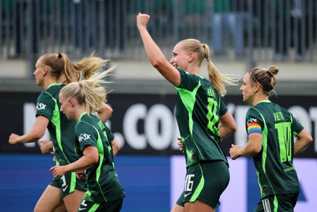 Wolfsburg, Deutschland: 26.08.2026 - Champions League Qualifikation - Hinrunde - VfL Wolfsburg Frauen vs. Inter Mailand Frauen Im Bild: Torschützin Camilla Küver Kuever (Wolfsburg) , mittig im Bild,macht das Tor zum 2:0 für Wolfsburg und jubelt mit ihren Mannschaftskolleginnen Copyright: HMBxMedia MadeleinexFantini