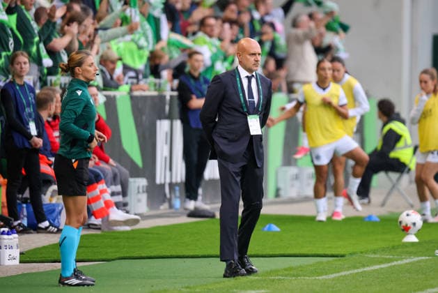 Wolfsburg, Deutschland: 26.08.2026 - Champions League Qualifikation - Hinrunde - VfL Wolfsburg Frauen vs. Inter Mailand Frauen Im Bild: Cheftrainer David Sassarini (Inter) unzufriedne an der Seitenlinie Copyright: HMBxMedia MadeleinexFantini