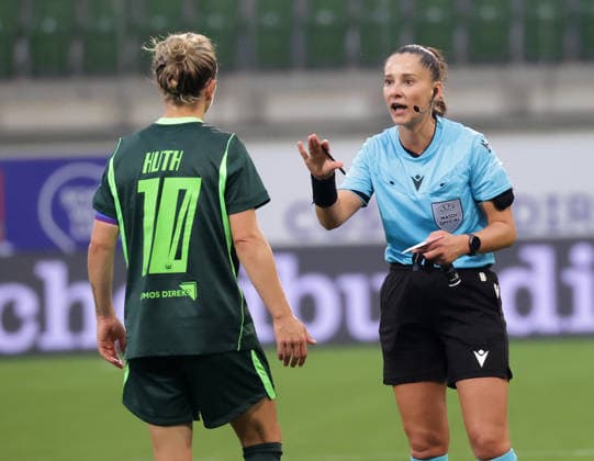 Schiedsrichterin Luliana Demetrescu (Rumaenien), gelbe Karte Svenja Huth (VfL Wolfsburg) Fussball, Frauen, Saison 2026 2027, Womens Champions LeagueQualifikation, 3.Runde, VfL Wolfsburg gegen Inter Mailand, 2-0