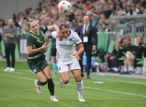 Sophia Kleinherne (VfL Wolfsburg) im Duell mit Haley Bugeja (Inter Mailand) Fussball, Frauen, Saison 2026 2027, Womens Champions LeagueQualifikation, 3.Runde, VfL Wolfsburg gegen Inter Mailand, 2-0