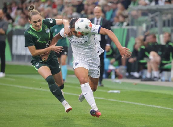 Sophia Kleinherne (VfL Wolfsburg) im Duell mit Haley Bugeja (Inter Mailand) Fussball, Frauen, Saison 2026 2027, Womens Champions LeagueQualifikation, 3.Runde, VfL Wolfsburg gegen Inter Mailand, 2-0